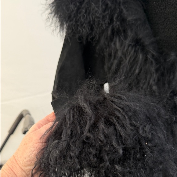 Elegant Black Fur-Trimmed Teddy Jacket - Picture 3 of 14